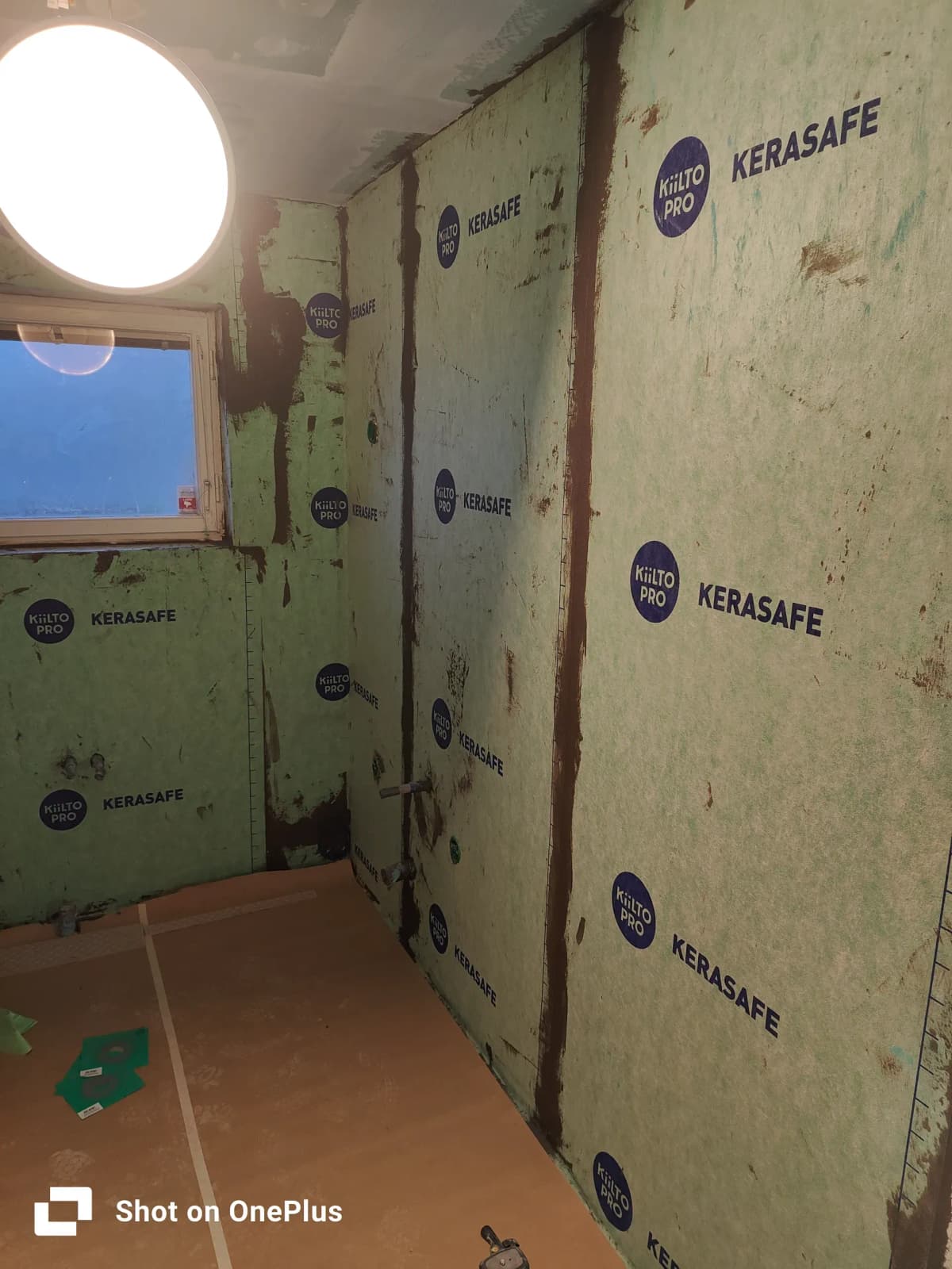 Tvätstugan renovering med tätskikt och kakel, klinker - Före