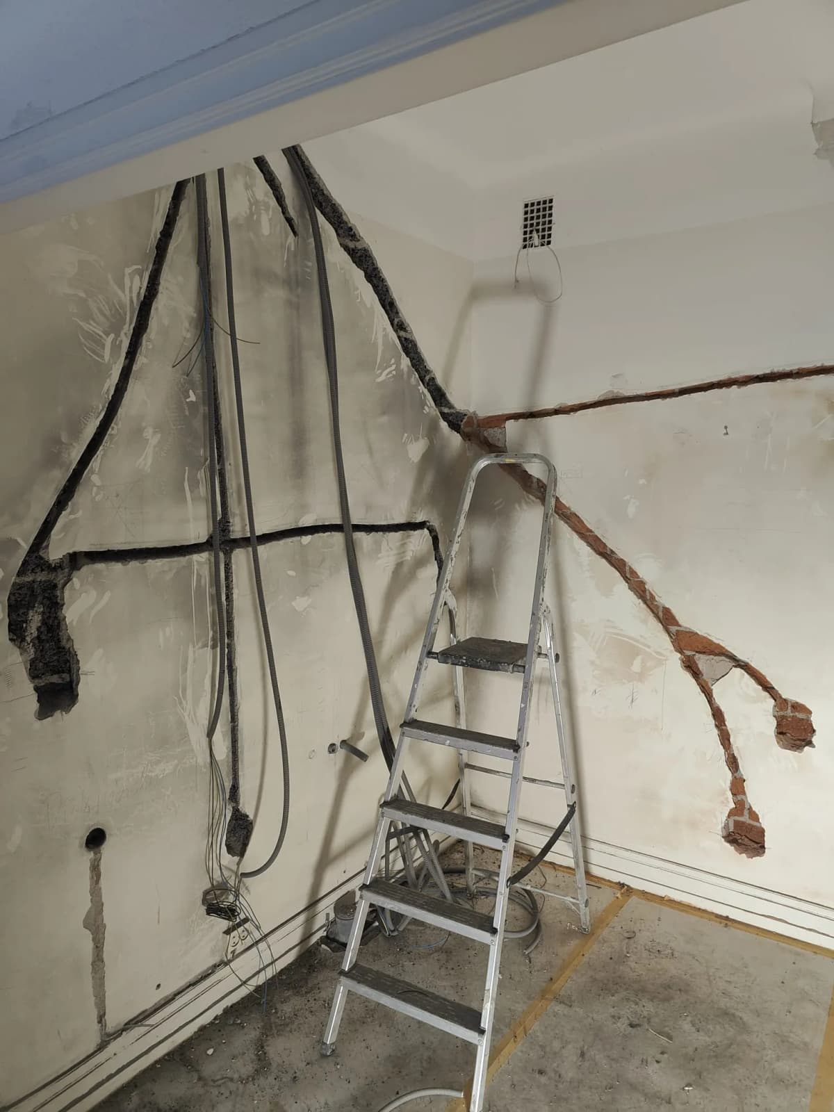 Totalrenovering och montering av modernt kök - Före